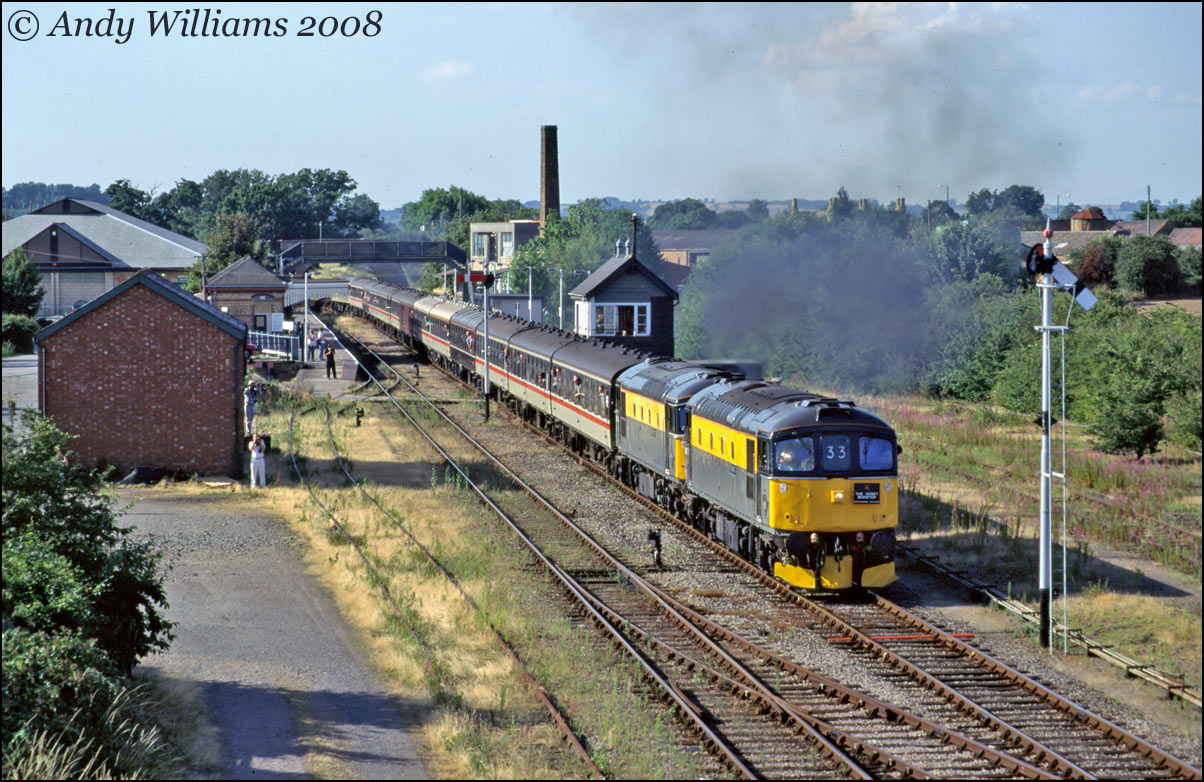 33057_and 33019 at Moreton-in-Marsh