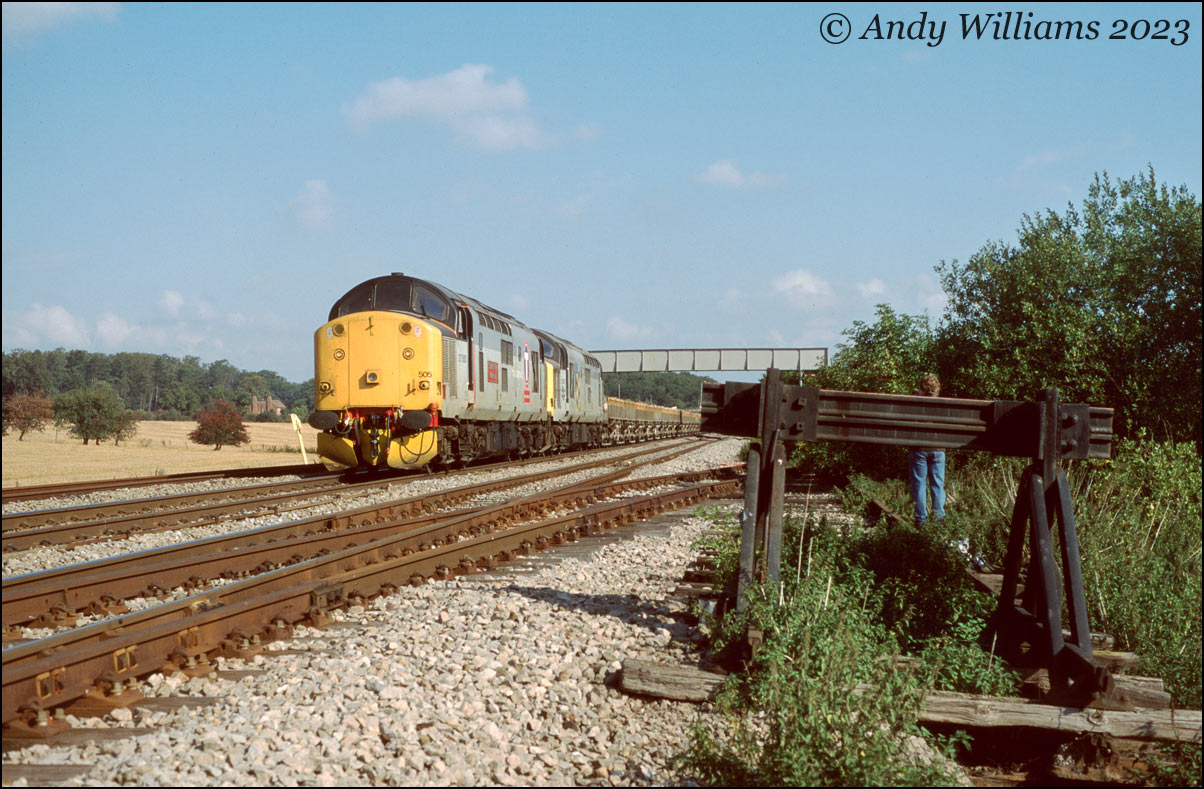 37505 and 37520 at Spetchley