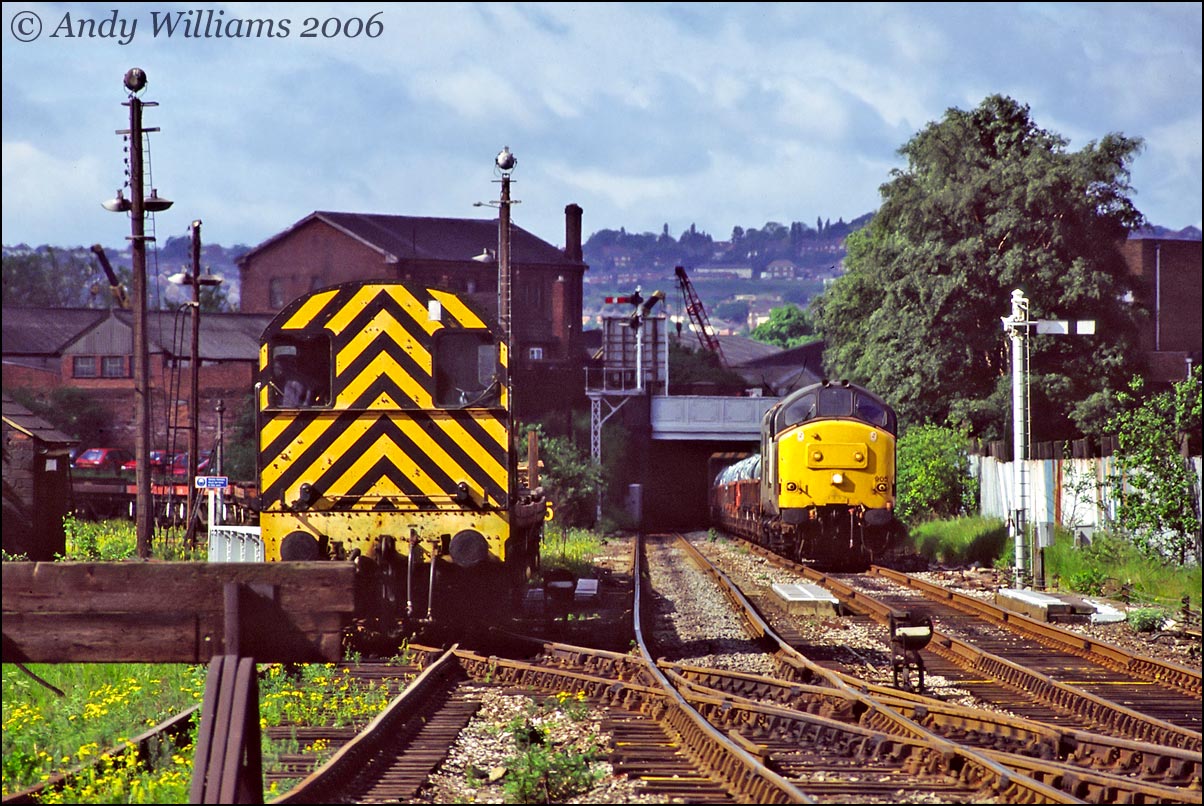08759 and 37905 at Great Bridge