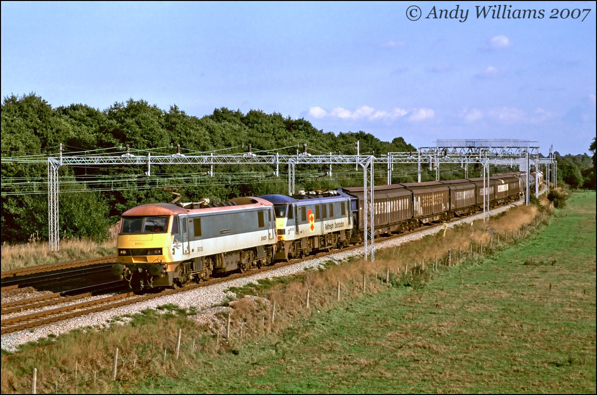 90130 and 90133 at Slindon