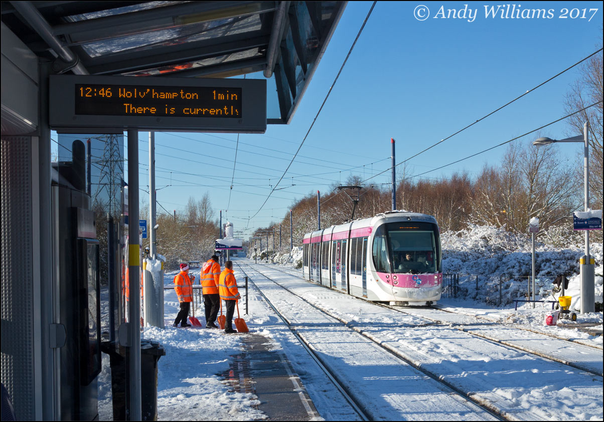 Tram 35 at Wednesbury Parkway