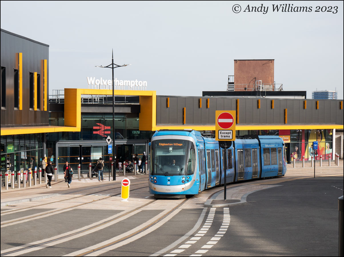 Tram 39 at Wolverhampton station